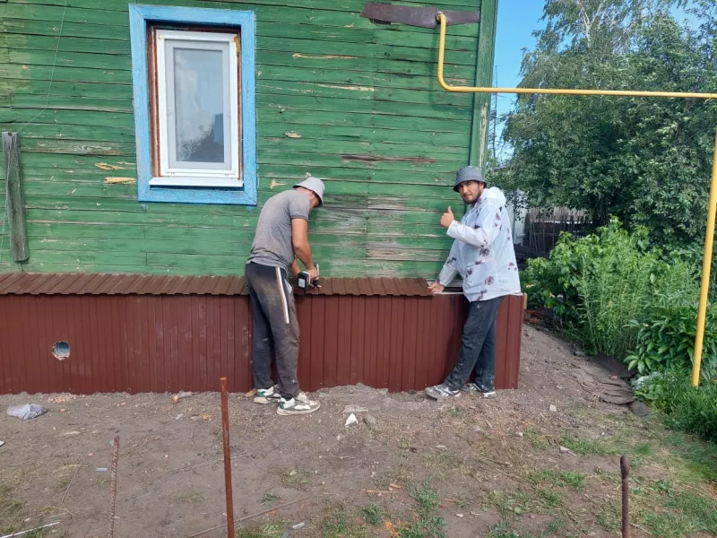 Обшивка цоколя дома профлистом